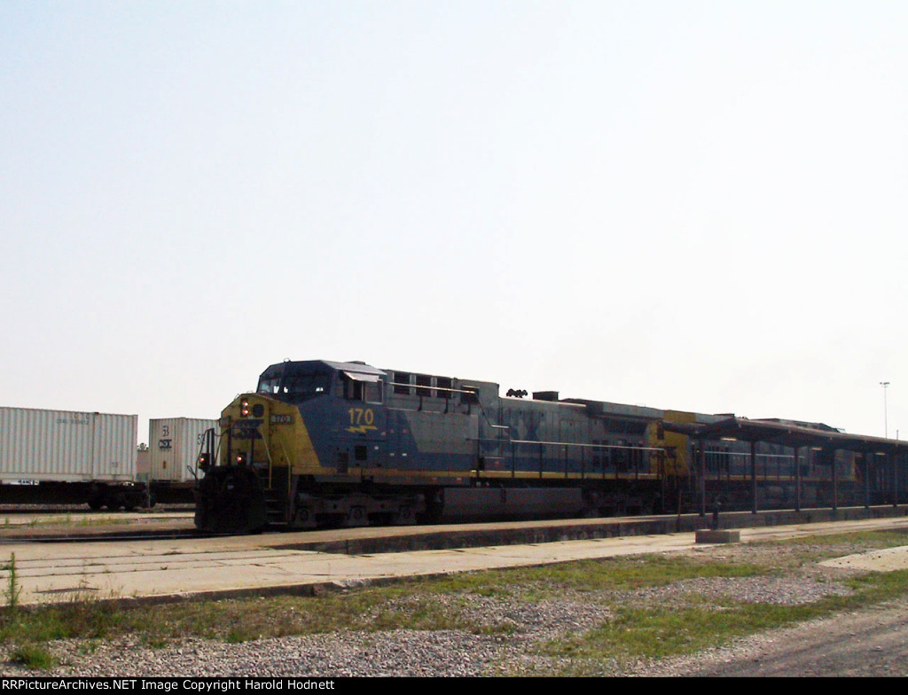 CSX 170 leads a train southbound